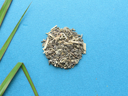 Composition of lemongrass pieces and green tea